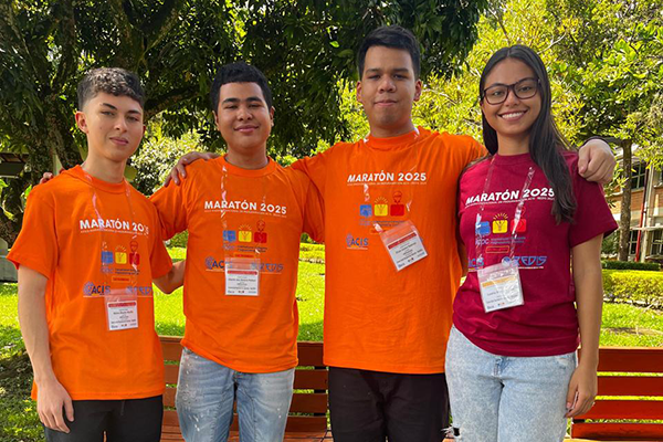 Mateo Álvarez Murillo, Efraín Gómez Ramírez y Libardo José Navarro Pedrozo, con su entrenadora Carolina Álvarez Murillo. Foto cortesía