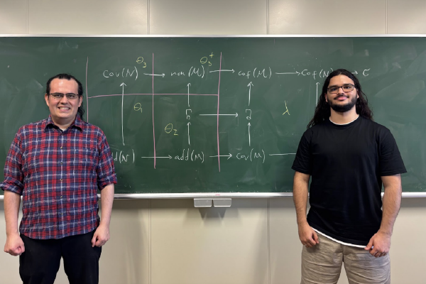 Andrés Felipe Uribe Zapata y Diego Alejandro Mejía Guzmán, ganadores de mención de honor en la categoría Ciencias Exactas, Físicas y Naturales. Foto cortesía de la Fundación Alejandro Ángel Escobar.