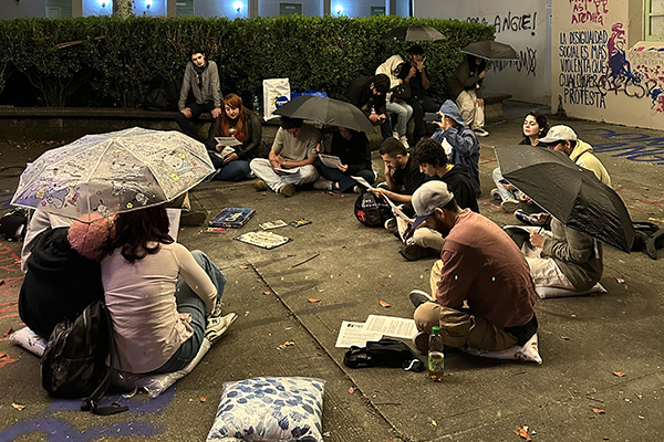 La lluvia no interrumpió la lectura de textos de terror. Foto de Unimedios.