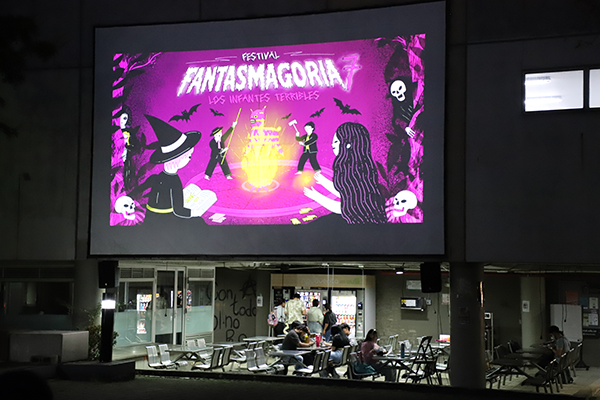 Hubo cabida para el cine con la proyección de una película colombiana de suspenso y terror. Foto de Unimedios.