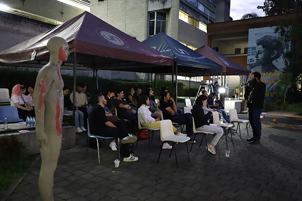 Previo a la proyección hubo un conversatorio. Foto de Unimedios.