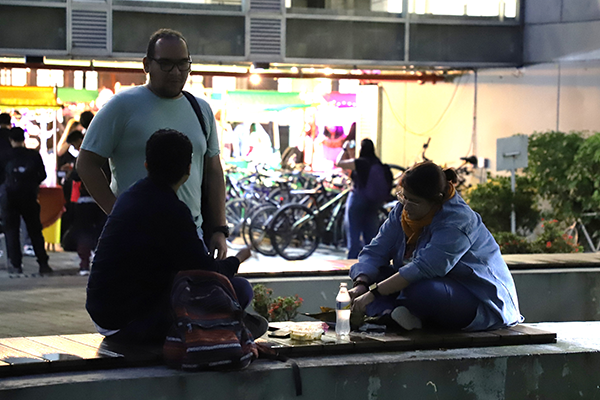 La comunidad universitaria se apropió de los espacios de la Universidad para compartir y conversar. Foto de Unimedios.
