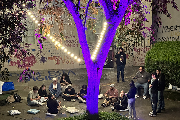 En el campus El Volador se dispuso de iluminación y de rutas de buses adicionales. Foto de Unimedios.